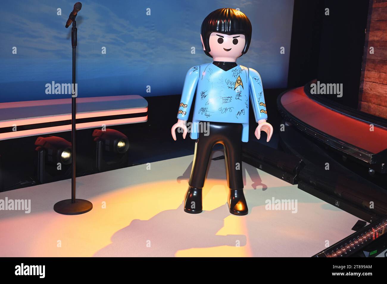 M. Spock Star Trek Playmobil Figur mit den Original-Unterschriften von 15 Hollywood-Stars wurde beim 28. RTL Spendenmarathon wir helfen Kindern 2023 versteigert *** M. Spock Star Trek Playmobil figure avec les signatures originales de 15 stars hollywoodiennes a été vendu aux enchères au RTL téléthon wir helfen Kindern 2023 28 crédit : Imago/Alamy Live News Banque D'Images