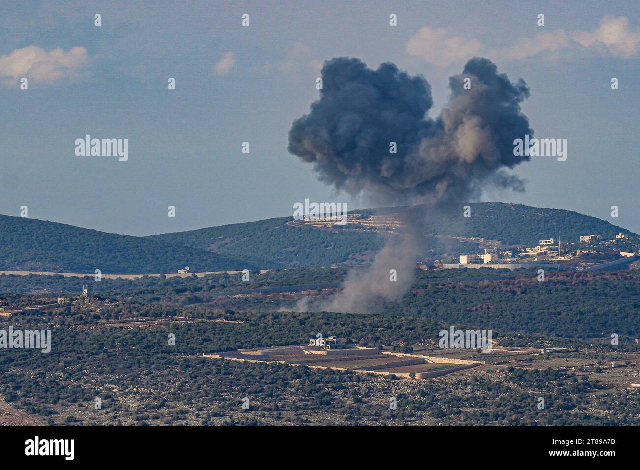 (231119) -- MOSHAV DOVEV, 19 novembre 2023 (Xinhua) -- de la fumée s'élève d'un village du Sud libanais après l'explosion d'une unité d'artillerie de l'armée israélienne tirée depuis le Nord d'Israël le 18 novembre 2023. Samedi, un drone israélien a attaqué la ville libanaise de Nabatieh, dans le sud du pays, pour la première fois depuis la guerre israélienne du 2006 juillet contre le Liban, ont déclaré des sources militaires libanaises à Xinhua. Le drone a tiré deux missiles sur une usine d’aluminium locale sur la route entre Toul et Kfour, détruisant une partie de l’usine, mais aucun blessé n’a été signalé. (Ayal Margolin/JINI via Xinhua) Banque D'Images