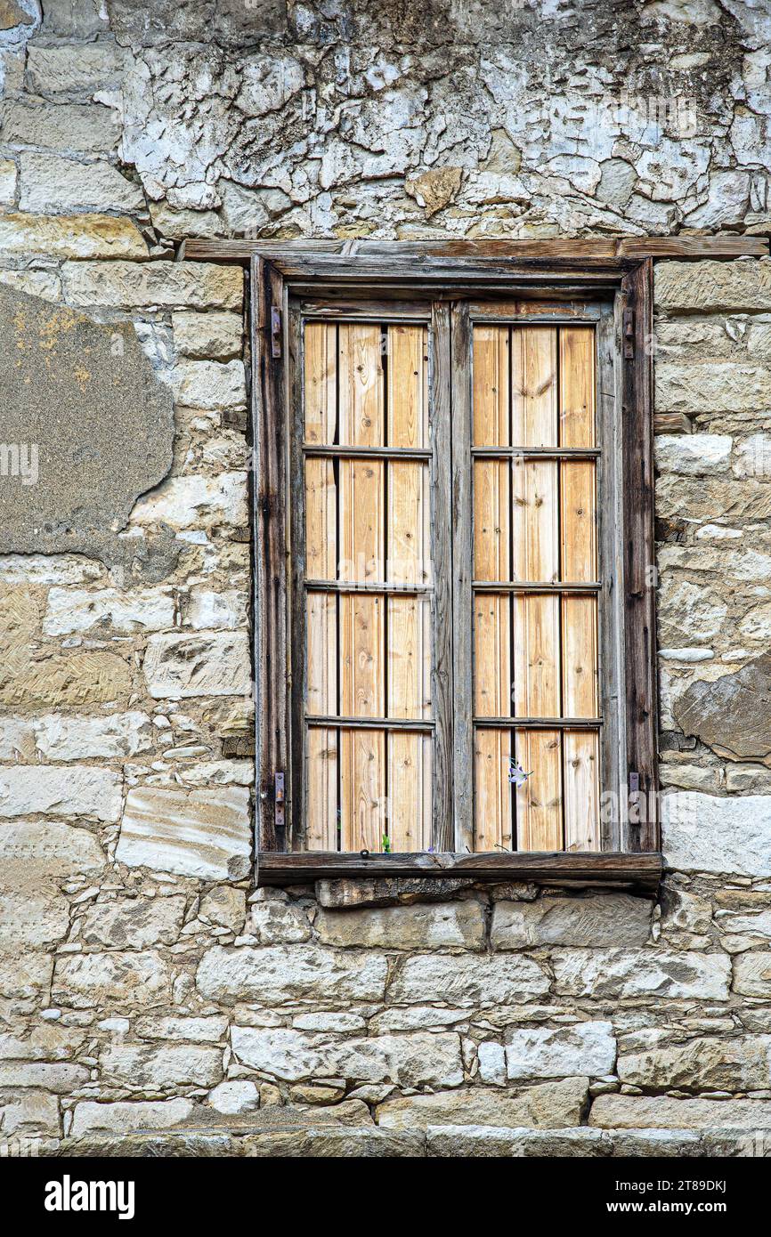 Ancienne fenêtre fermée avec volets en bois. Limassol. Chypre. Banque D'Images