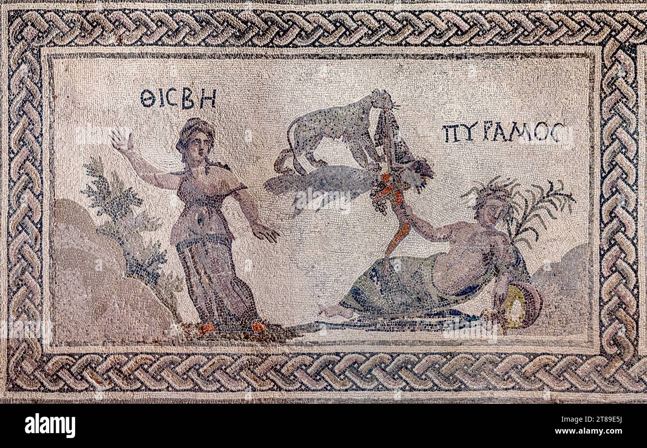 Mosaïque de l'atrium de la maison de Dionysos avec des images de Pyramus et Thisbe. Paphos. Chypre. Inscriptions de gauche à droite : 'Thisbe, Pyramus' Banque D'Images