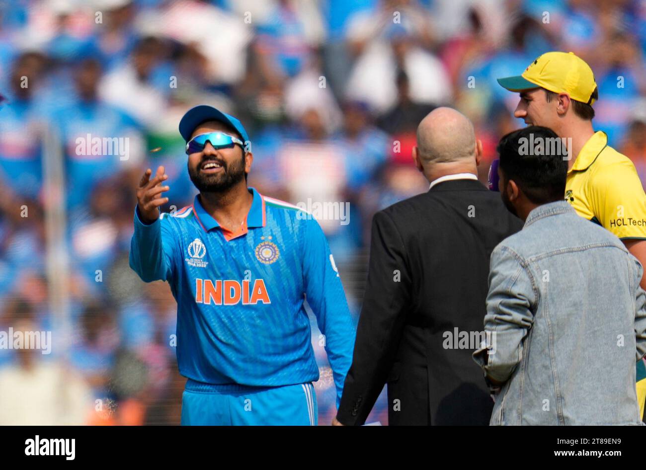 India's captain Rohit Sharma tosses the coin for toss as Australia's captain Pat Cummins, right, watches during the ICC Men's Cricket World Cup final match between India and Australia in Ahmedabad, India, Sunday, Nov.19, 2023. (AP Photo/Aijaz Rahi) Banque D'Images