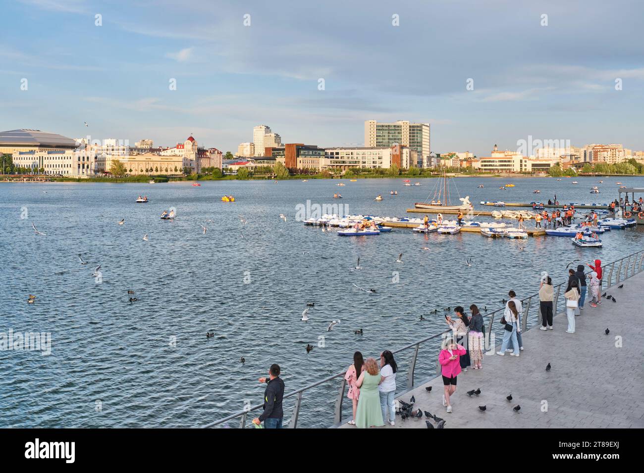 Kazan, Russie - 17 juin 2023 : les gens se détendent sur le lac Nijni Kaban au centre-ville, marchent le long du remblai, pédalos. Loisirs actifs. Ville d'été Banque D'Images