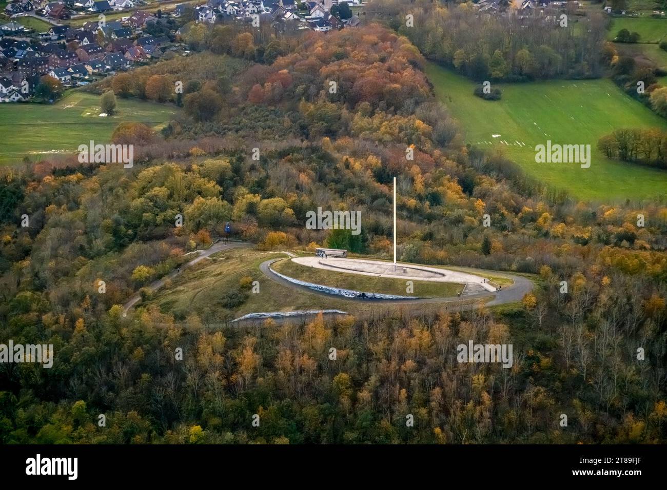 Vue aérienne, Großes Holz bout de gâte, bout de gâte et aménagement paysager avec zone de randonnée, dans la forêt d'automne avec arbres caduques d'automne, Weddinghofen, Berg Banque D'Images