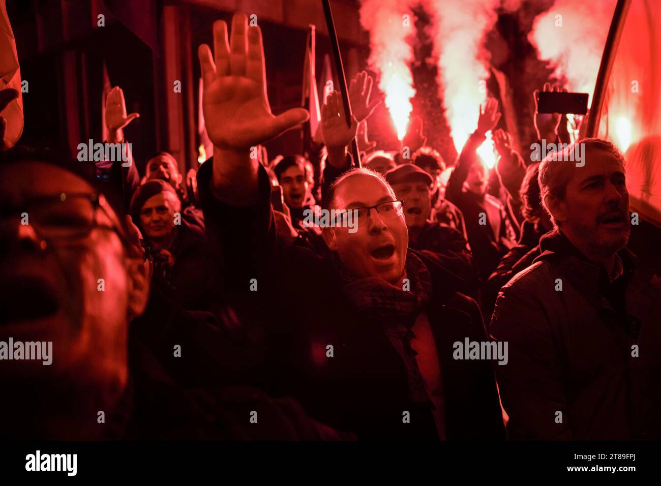 Madrid, Espagne. 18 novembre 2023. Un groupe de partisans de 'la Falange' font le salut nazi et chantent des slogans pendant la manifestation. Des partisans du parti politique néonazi "la Falange" ont manifesté à Madrid et ont marché vers la rue Ferraz pour se joindre aux manifestations contre l'investiture de Pedro Sánchez et l'amnistie. (Photo Ximena Borrazas/SOPA Images/Sipa USA) crédit : SIPA USA/Alamy Live News Banque D'Images