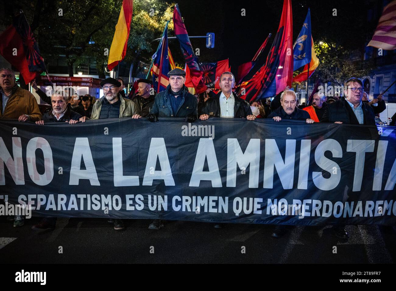 Madrid, Espagne. 18 novembre 2023. Les membres de la Falange española tiennent une bannière qui dit "non à l'amnistie. Le séparatisme est un crime que nous ne pardonnerons pas" pendant la manifestation. Des partisans du parti politique néonazi "la Falange" ont manifesté à Madrid et ont marché vers la rue Ferraz pour se joindre aux manifestations contre l'investiture de Pedro Sánchez et l'amnistie. (Photo Ximena Borrazas/SOPA Images/Sipa USA) crédit : SIPA USA/Alamy Live News Banque D'Images