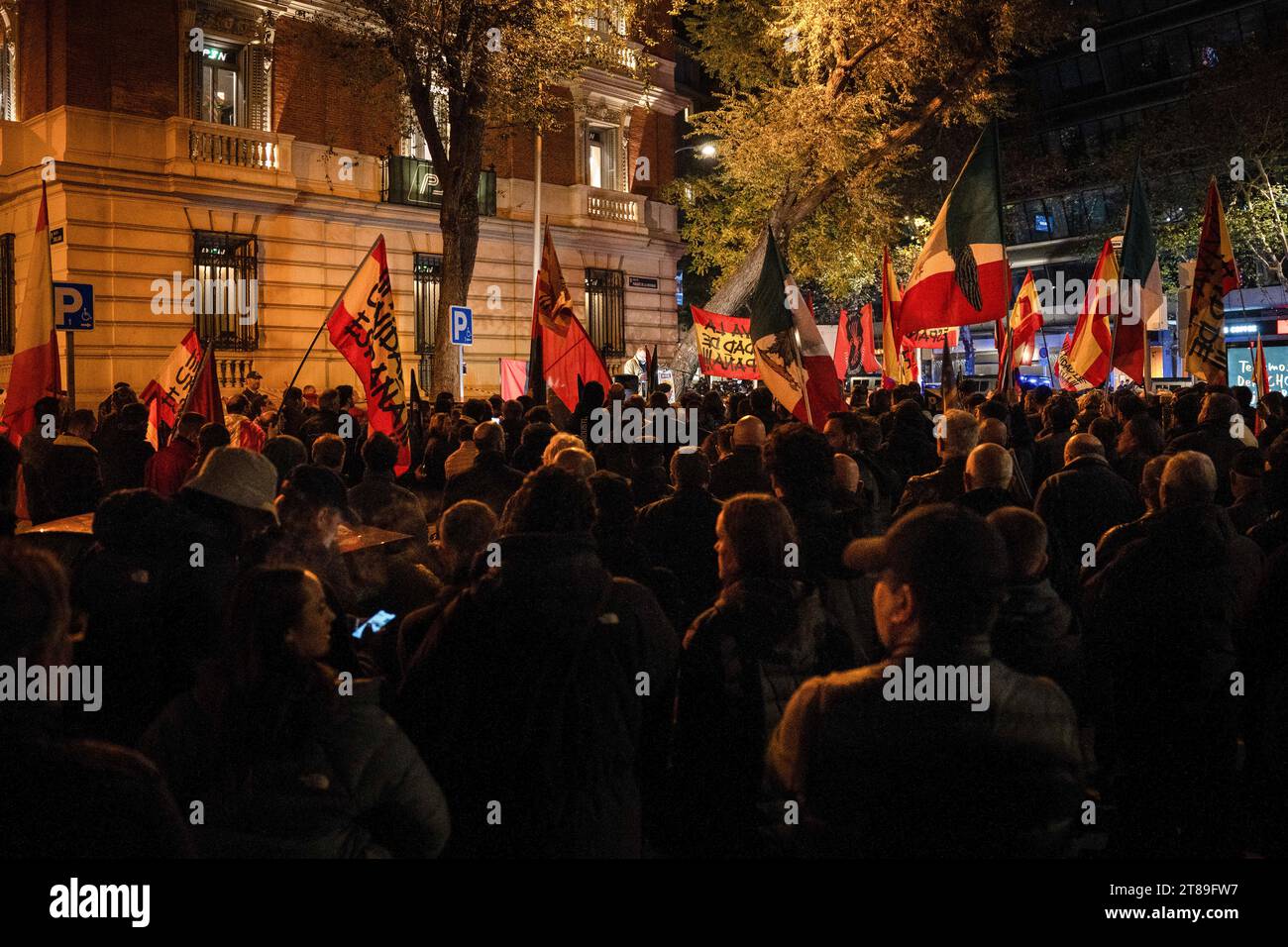 Madrid, Espagne. 18 novembre 2023. Les manifestants brandissent des drapeaux pendant la manifestation. Des partisans du parti politique néonazi "la Falange" ont manifesté à Madrid et ont marché vers la rue Ferraz pour se joindre aux manifestations contre l'investiture de Pedro Sánchez et l'amnistie. (Photo Ximena Borrazas/SOPA Images/Sipa USA) crédit : SIPA US/Alamy Live News Banque D'Images