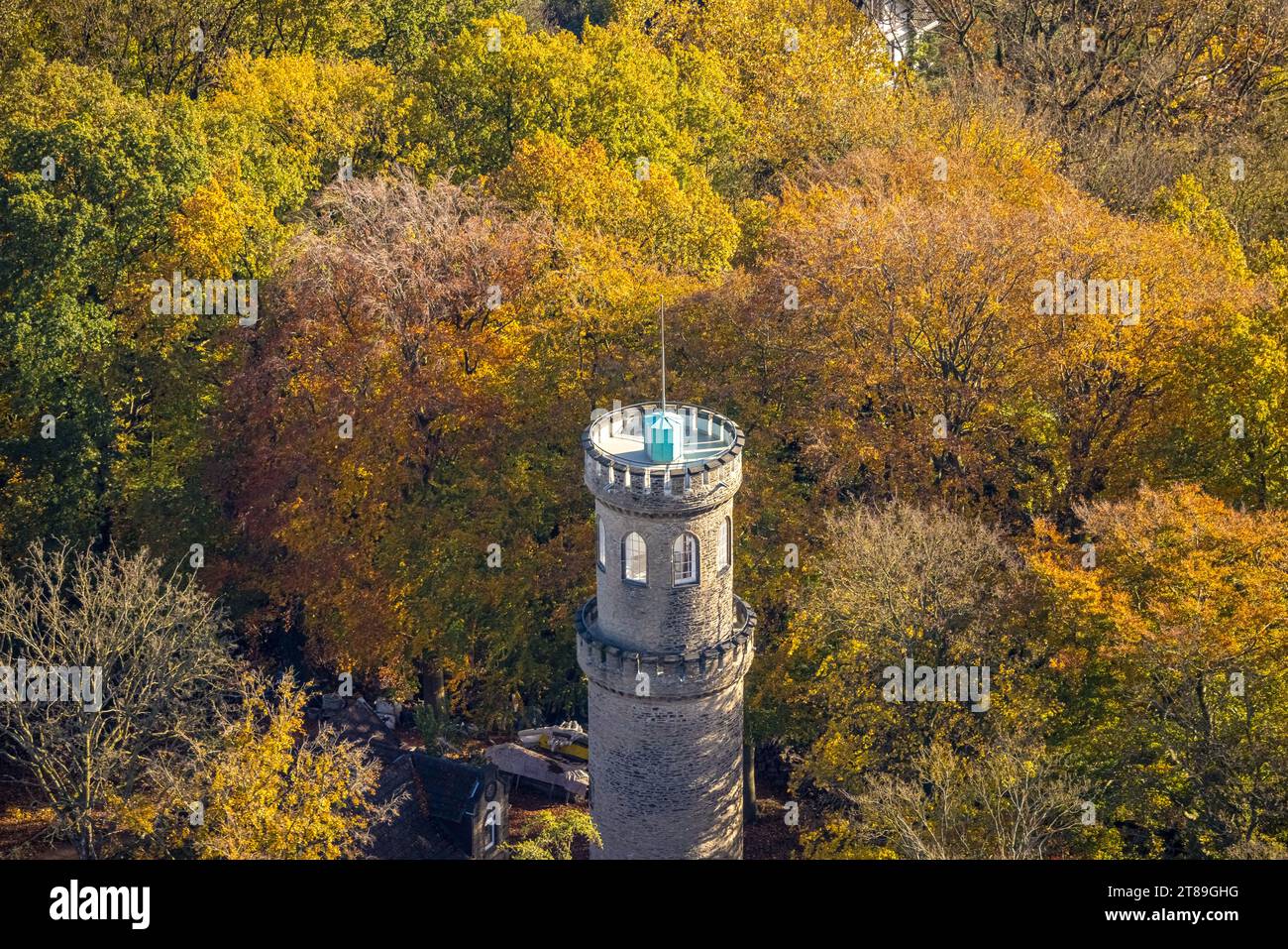 Vue aérienne, Helenenturm rénové avec plate-forme d'observation dans la forêt d'automne avec des arbres à feuilles caduques aux couleurs vives d'automne, Witten, région de la Ruhr, Nord RHI Banque D'Images