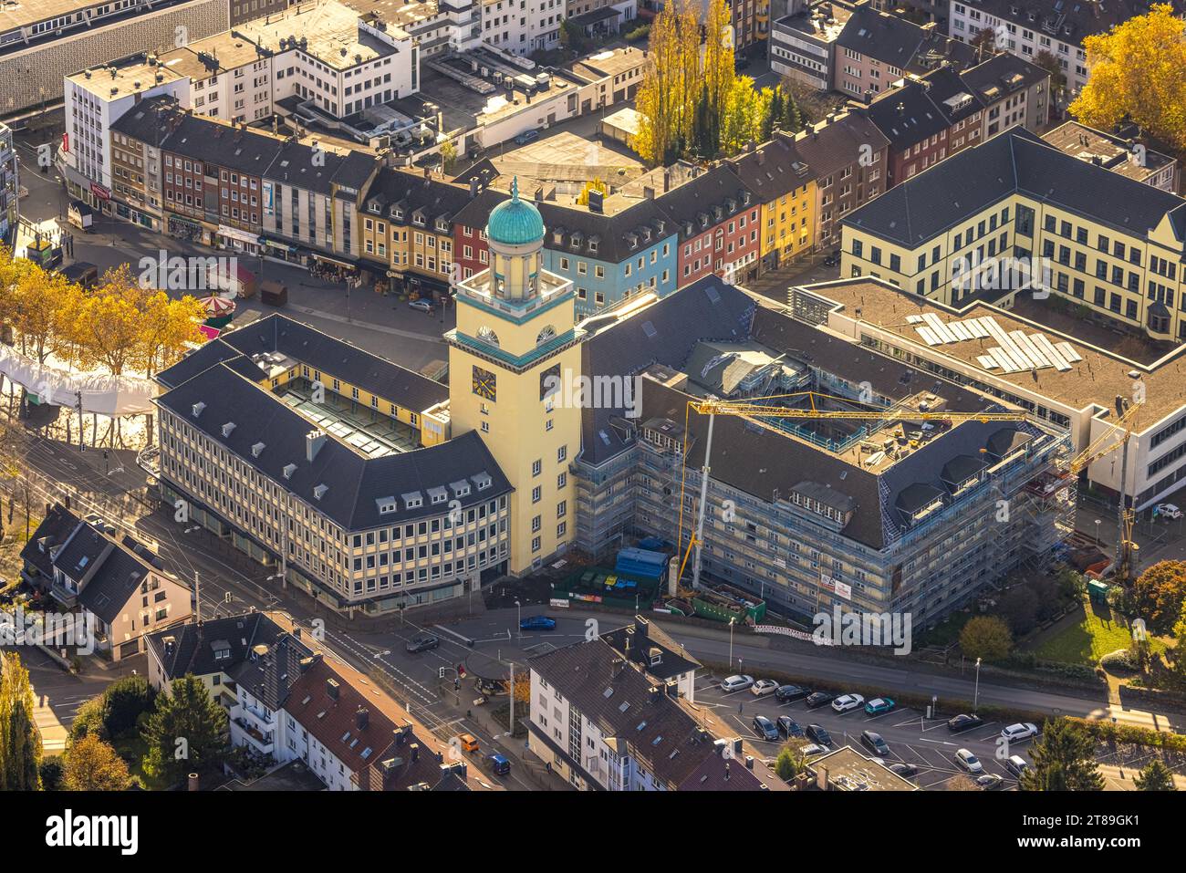 Vue aérienne, Hôtel de ville Witten et échafaudage de chantier avec rénovation aile nord, lotissement et place du marché, Witten, région de la Ruhr, Nord Banque D'Images