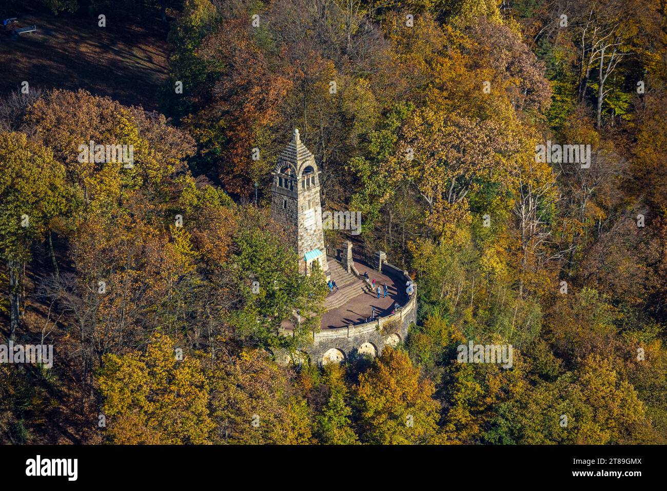 Vue aérienne, zone de loisirs locale Hohenstein, visiteurs au monument de montagne dans la forêt d'automne avec des arbres à feuilles caduques aux couleurs vives de l'automne, Banque D'Images