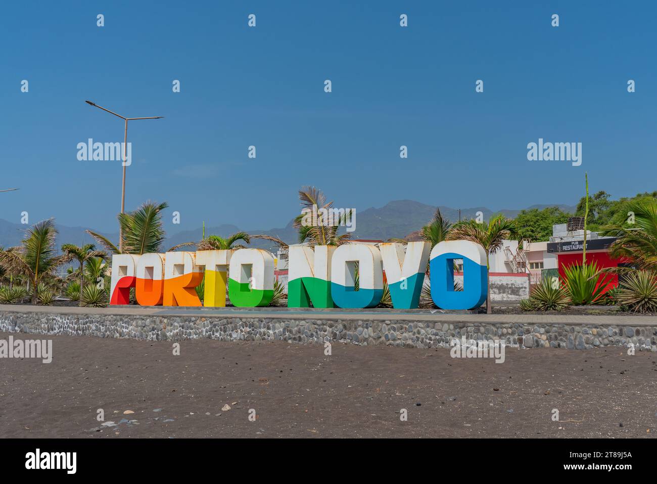 Signe coloré de Porto Novo et une plage de sable noir sur l'île de Santo Antao, Cap-Vert Banque D'Images