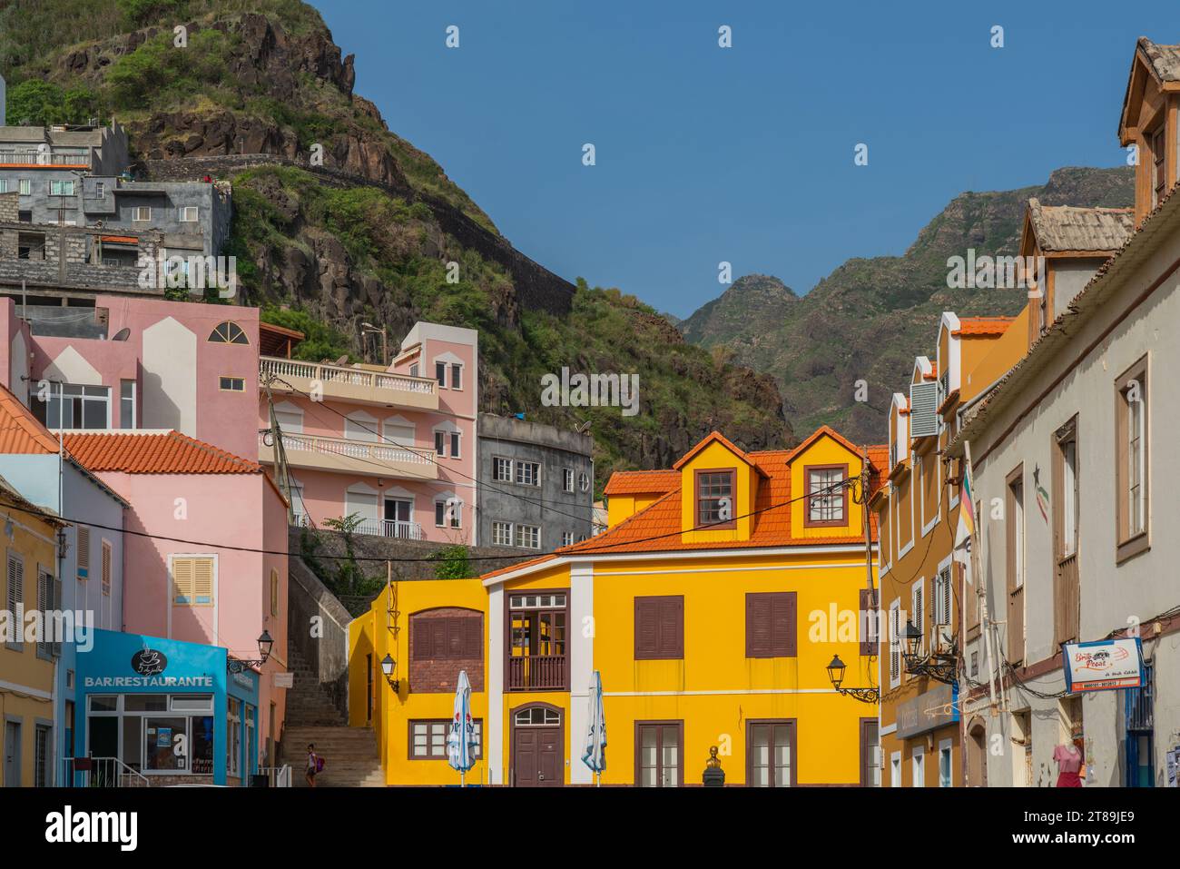 Ribeira Grande, Cap-Vert - 10.2023. Octobre : vue sur la rue de Ribeira Grande avec des bâtiments dans l'île Cap-Vert de Santo Antao Banque D'Images