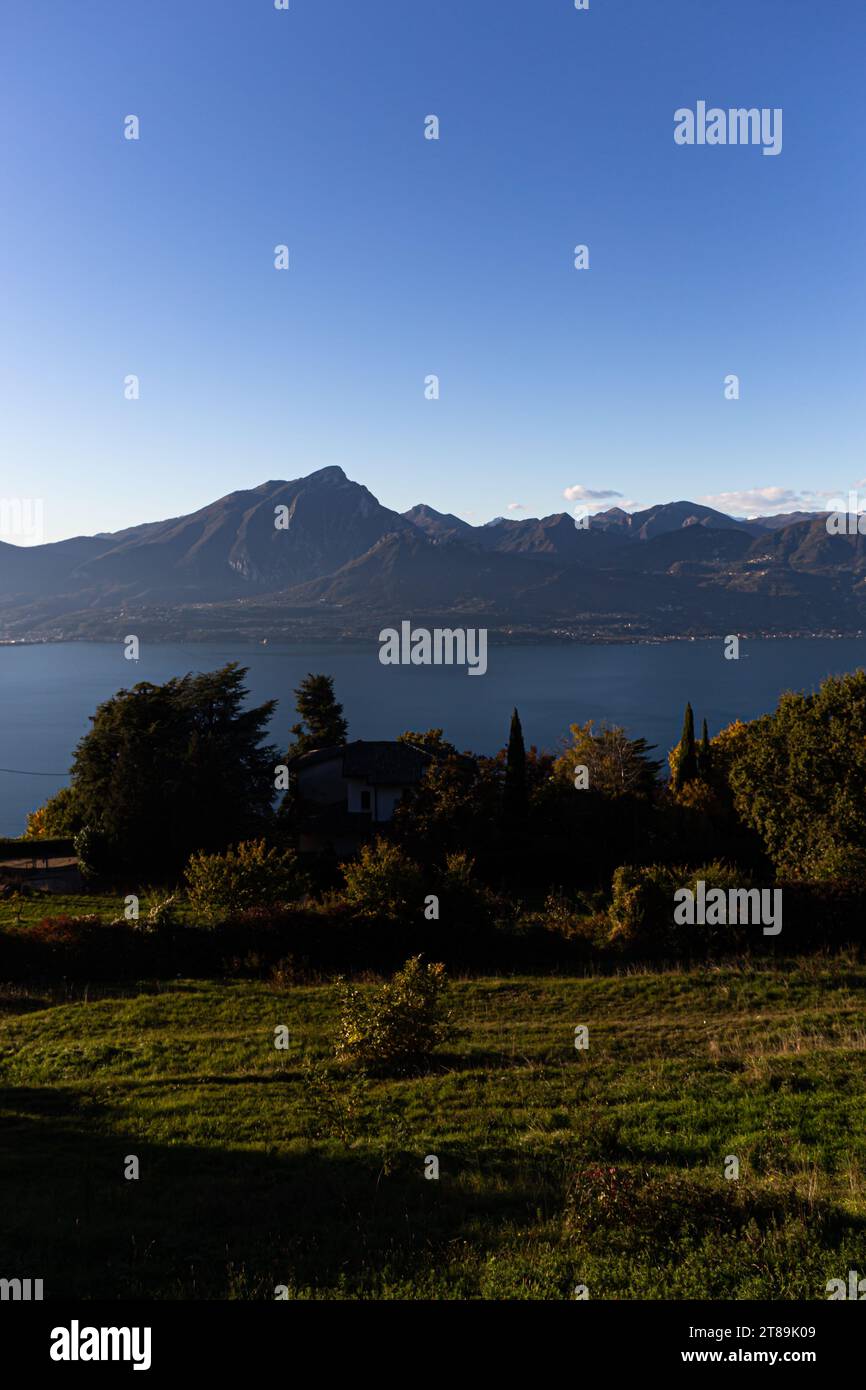 Explorez le panorama aérien à couper le souffle de San Zeno di Montagna, un charmant village perché en hauteur, offrant une vue majestueuse sur le lac de Garde Banque D'Images Explorez le panorama aérien à couper le souffle de San Zeno di Montagna, un charmant village perché en hauteur, offrant une vue majestueuse sur le lac de Garde Banque D'Images