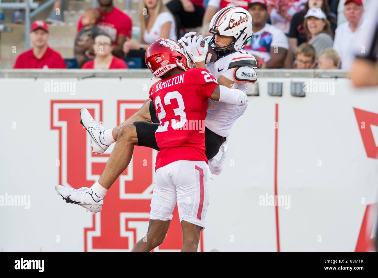 Houston, Texas, États-Unis. 18 novembre 2023. Le Wide Receiver Leon Johnson III (17) des Cowboys de l'Oklahoma State fait un touchdown alors qu'il est défendu par Parker Jenkins (23) lors d'un match entre les Cowboys de l'Oklahoma State et les Cougars de Houston à Houston, Texas. Trask Smith/CSM (image de crédit : © Trask Smith/Cal Sport Media). Crédit : csm/Alamy Live News Banque D'Images