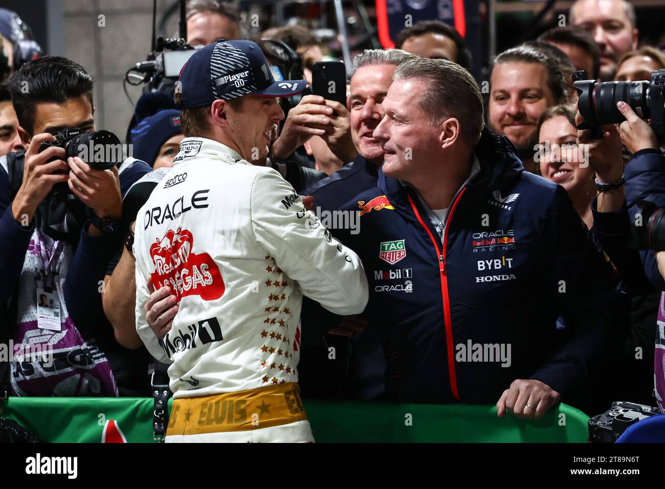 Las Vegas, États-Unis. 18 novembre 2023. Le vainqueur Max Verstappen (NLD) Red Bull Racing célèbre avec son père Jos Verstappen (NLD) au parc ferme. 18.11.2023. Formula 1 World Championship, Rd 22, Las Vegas Grand Prix, Las Vegas, Nevada, USA, Race Day. Le crédit photo doit se lire : XPB/Press Association Images. Crédit : XPB Images Ltd/Alamy Live News Banque D'Images