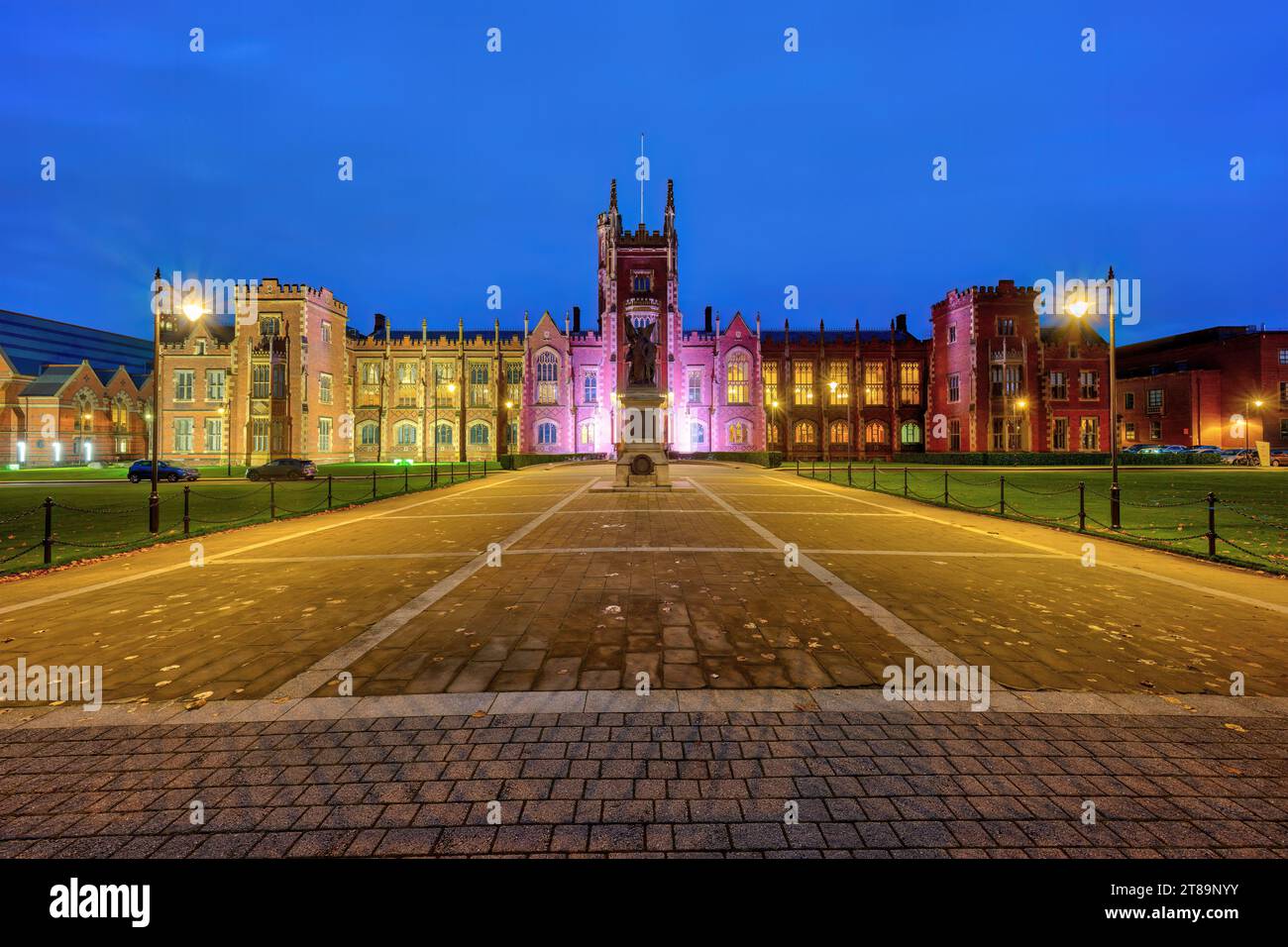 Le beau bâtiment principal de l'Université Queens à Belfast la nuit Banque D'Images