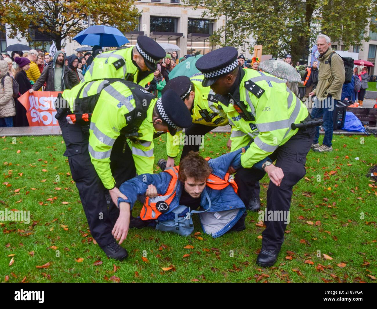 Londres, Royaume-Uni. 18 novembre 2023. Des policiers arrêtent un militant de Just Stop Oil devant le siège de Shell alors que le groupe d'action pour le climat poursuit ses manifestations contre les nouvelles licences de combustibles fossiles. Crédit : SOPA Images Limited/Alamy Live News Banque D'Images