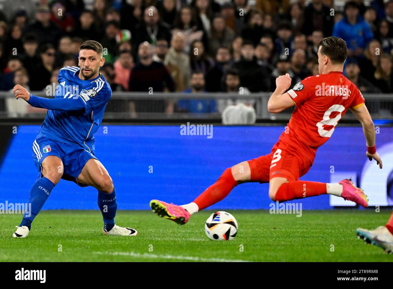 Domenico Berardi d'Italie et Ezgjan Alioski de Macédoine du Nord lors du match de football du Groupe C des qualifications Euro 2024 2024 entre l'Italie et la Macédoine du Nord au stade Olimpico de Rome (Italie), le 17 novembre 2023. Banque D'Images