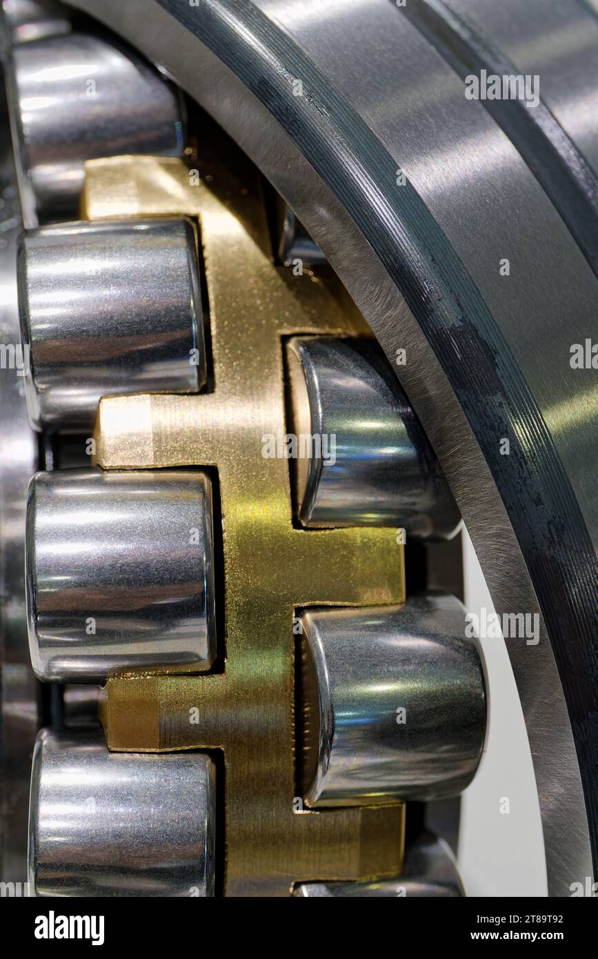 Roulement à rouleaux démonté, plan rapproché, fond industriel abstrait Banque D'Images