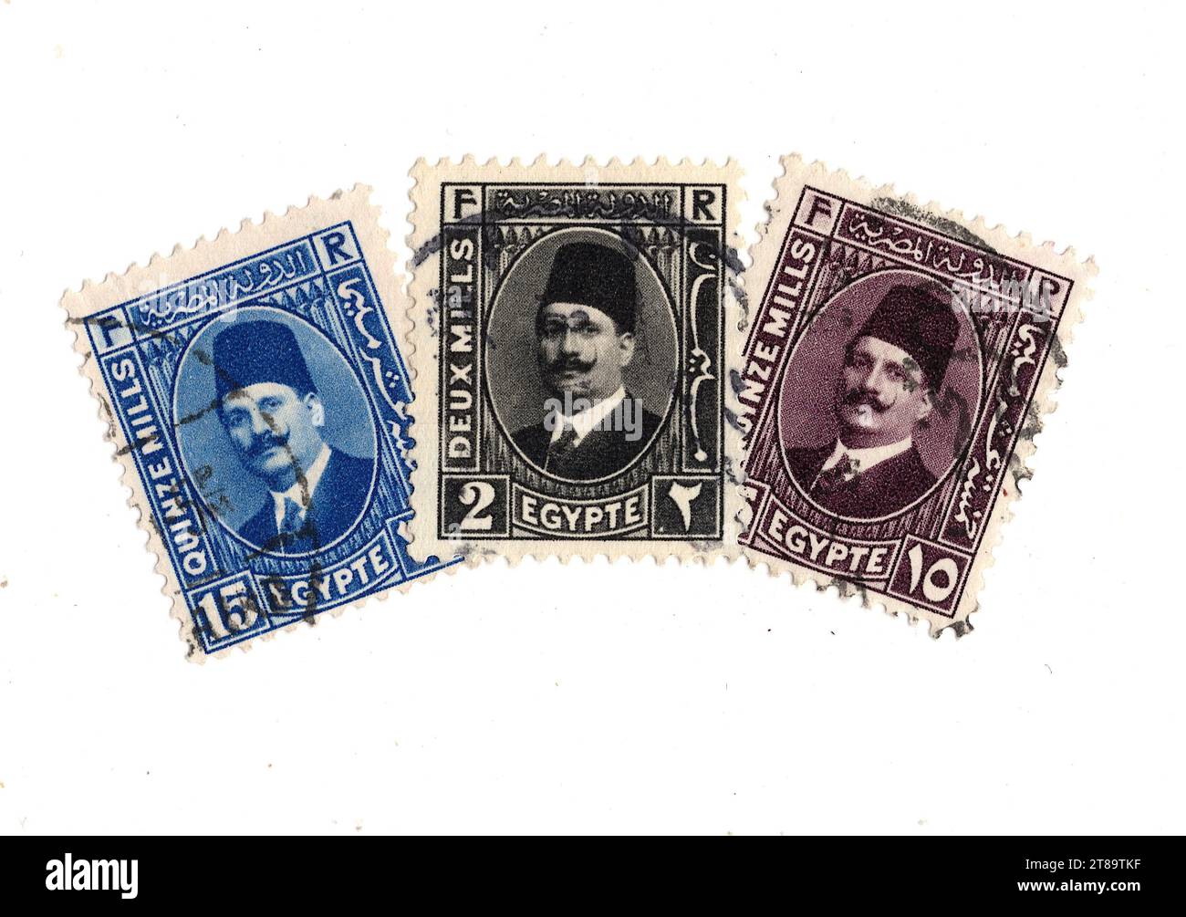 Montage de timbres-poste d'époque d'Égypte représentant un portrait du roi Farouk sur fond blanc. Banque D'Images
