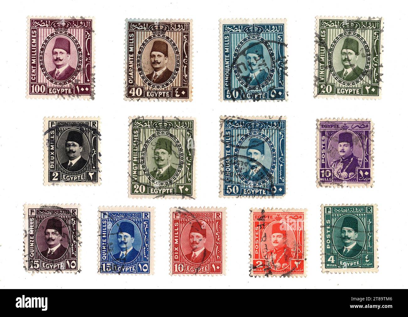 Montage de timbres-poste d'époque d'Égypte représentant un portrait du roi Farouk sur fond blanc. Banque D'Images