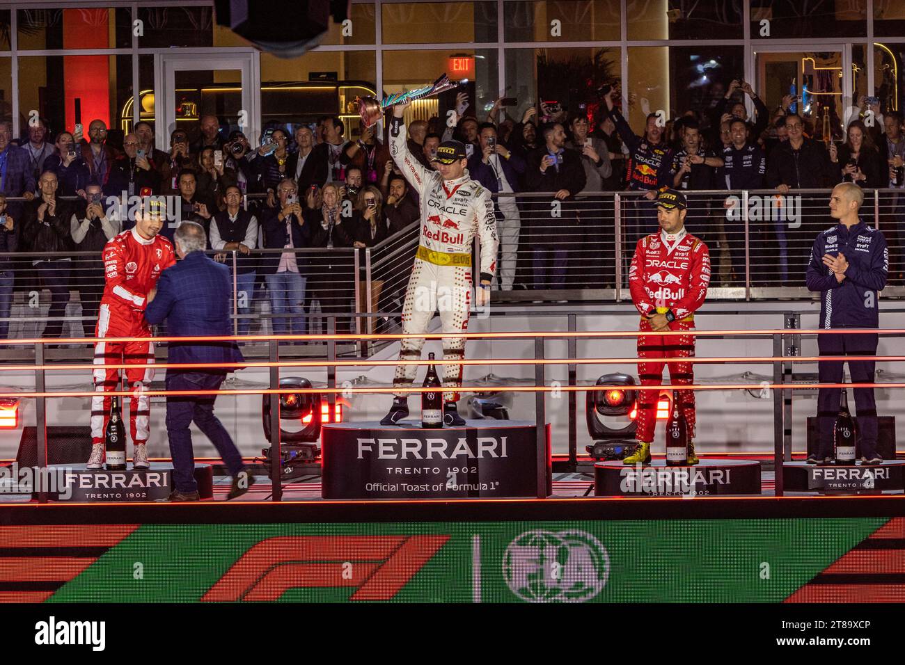 Las Vegas, Nevada - 19 novembre 2023 : Max Verstappen, pilote de la monoplace n°1 Oracle Red Bull Racing F1, célèbre sur le podium après avoir remporté le Heineken Silver Las Vegas Grand Prix sur le circuit Strip de Las Vegas. Crédit : Nick Paruch / Alamy Live News Banque D'Images