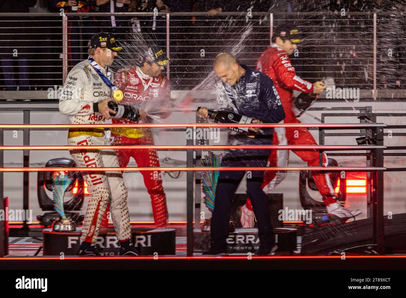 Las Vegas, Nevada - 18 novembre 2023 : Max Verstappen, Sergio Perez et Charles Leclerc célèbrent sur le podium du Grand Prix Heineken Silver Las Vegas sur le circuit Strip de Las Vegas. Crédit : Nick Paruch / Alamy Live News Banque D'Images