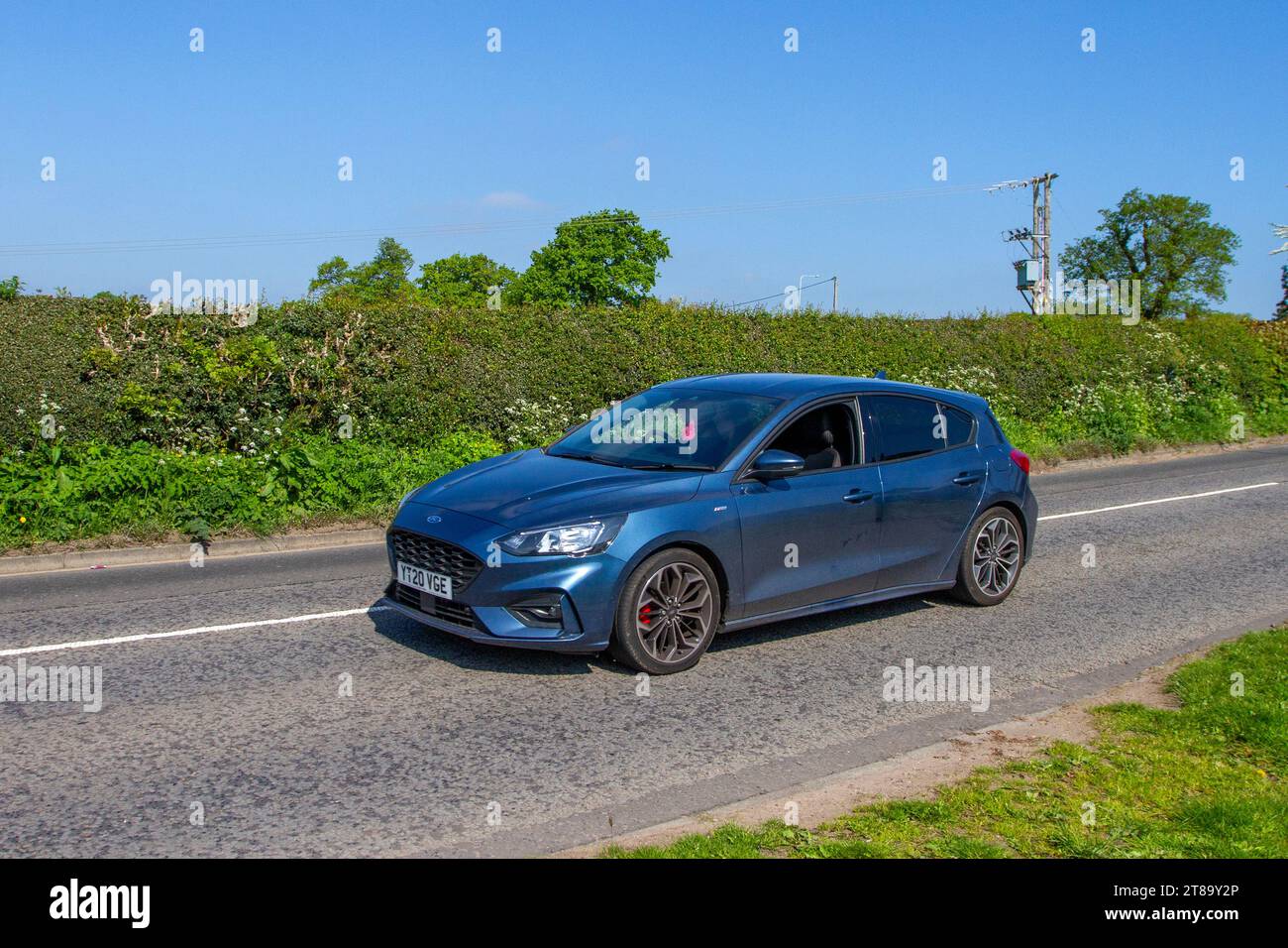 2020 Toyota RAV4 Design HEV 4X2 CVT VVT-I 218 2WD HEV Start / Stop Bleu voiture SUV hybride électrique 2487 cc Banque D'Images