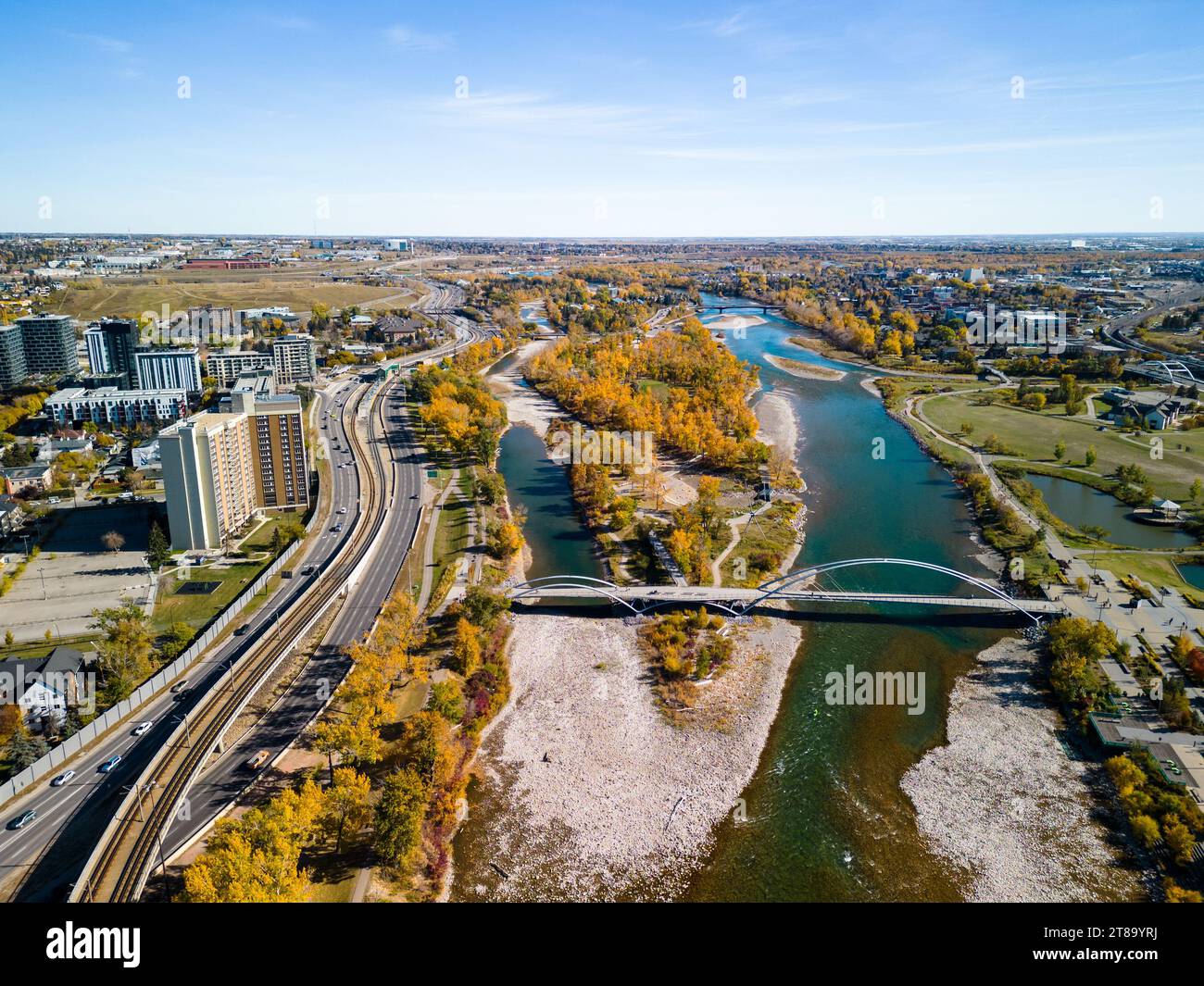 St. Patrick's Island Park et Bow River et Memorial Drive vue aérienne en automne. Feuillage d'automne dans la ville de Calgary, Alberta, Canada. Banque D'Images