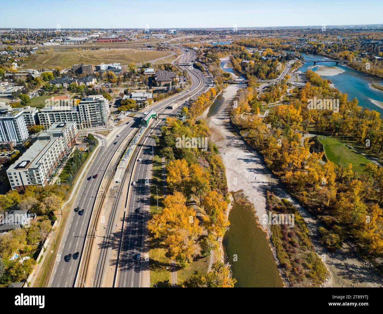 St. Patrick's Island Park et Bow River et Memorial Drive vue aérienne en automne. Feuillage d'automne dans la ville de Calgary, Alberta, Canada. Banque D'Images