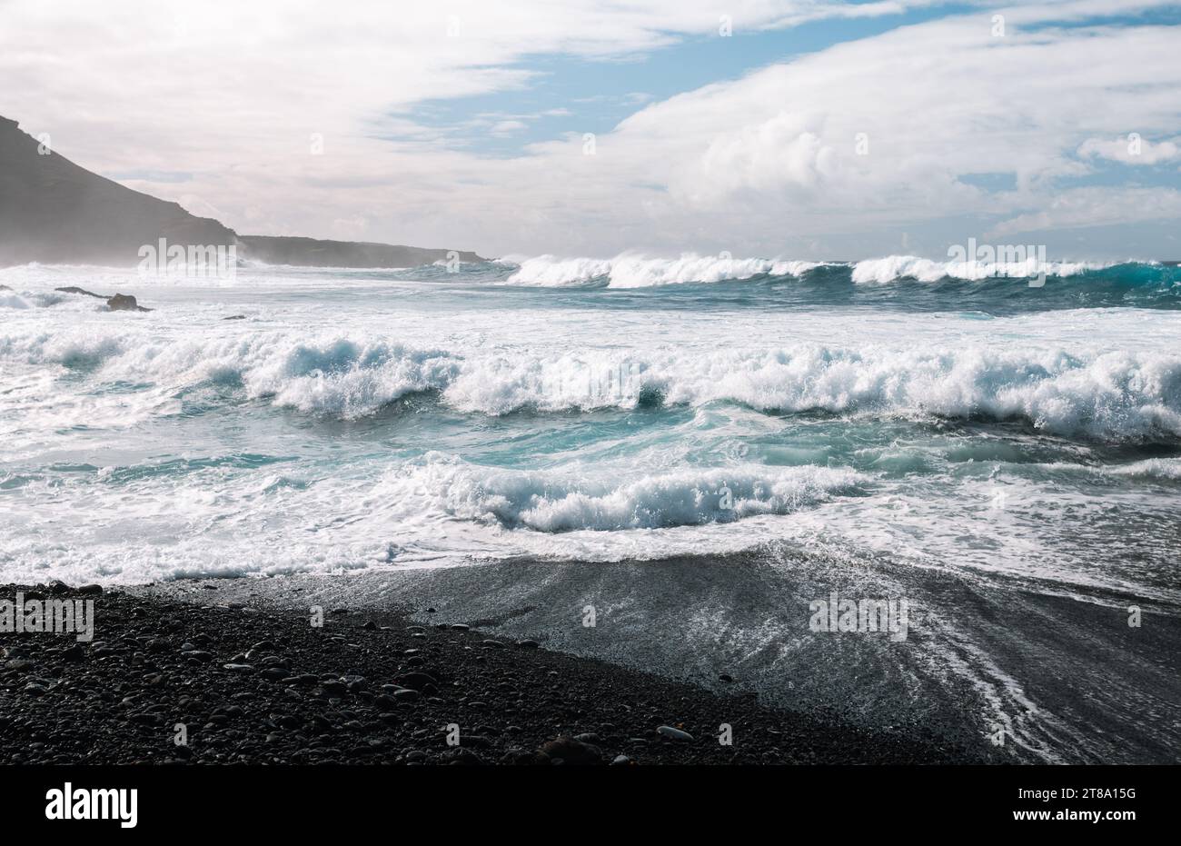 Grandes et massives vagues de l'océan atlantique roulant à la côte avec plage de sable noir. Énormes vagues de l'océan avec l'eau bleue cristalline à marée haute avec des falaises, ro Banque D'Images