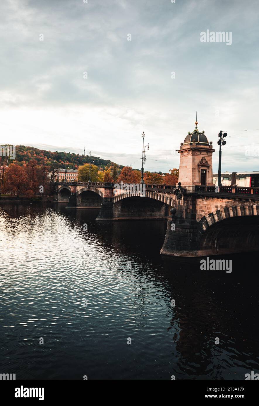 Pont de la Légion à Prague (Tchéquie) au coucher du soleil d'automne avec la rivière Vltava au premier plan. Vieille ville de Prague - célèbre pont de la Légion - Paysage urbain de Prague o Banque D'Images