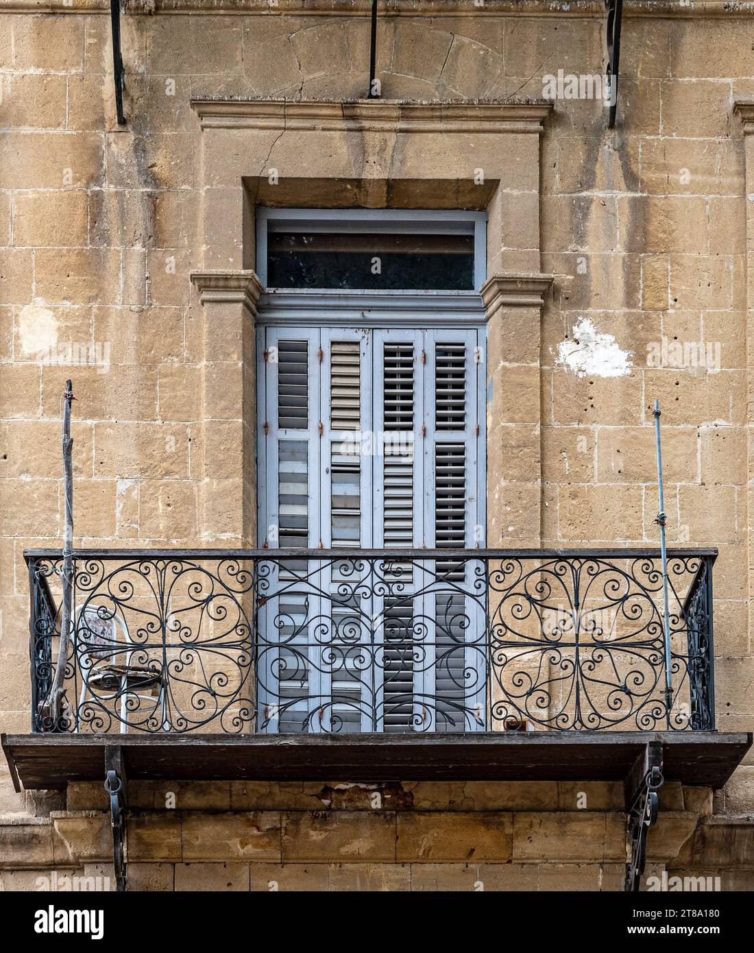 Balcon antique dans la vieille ville de Nicosie. Chypre Banque D'Images