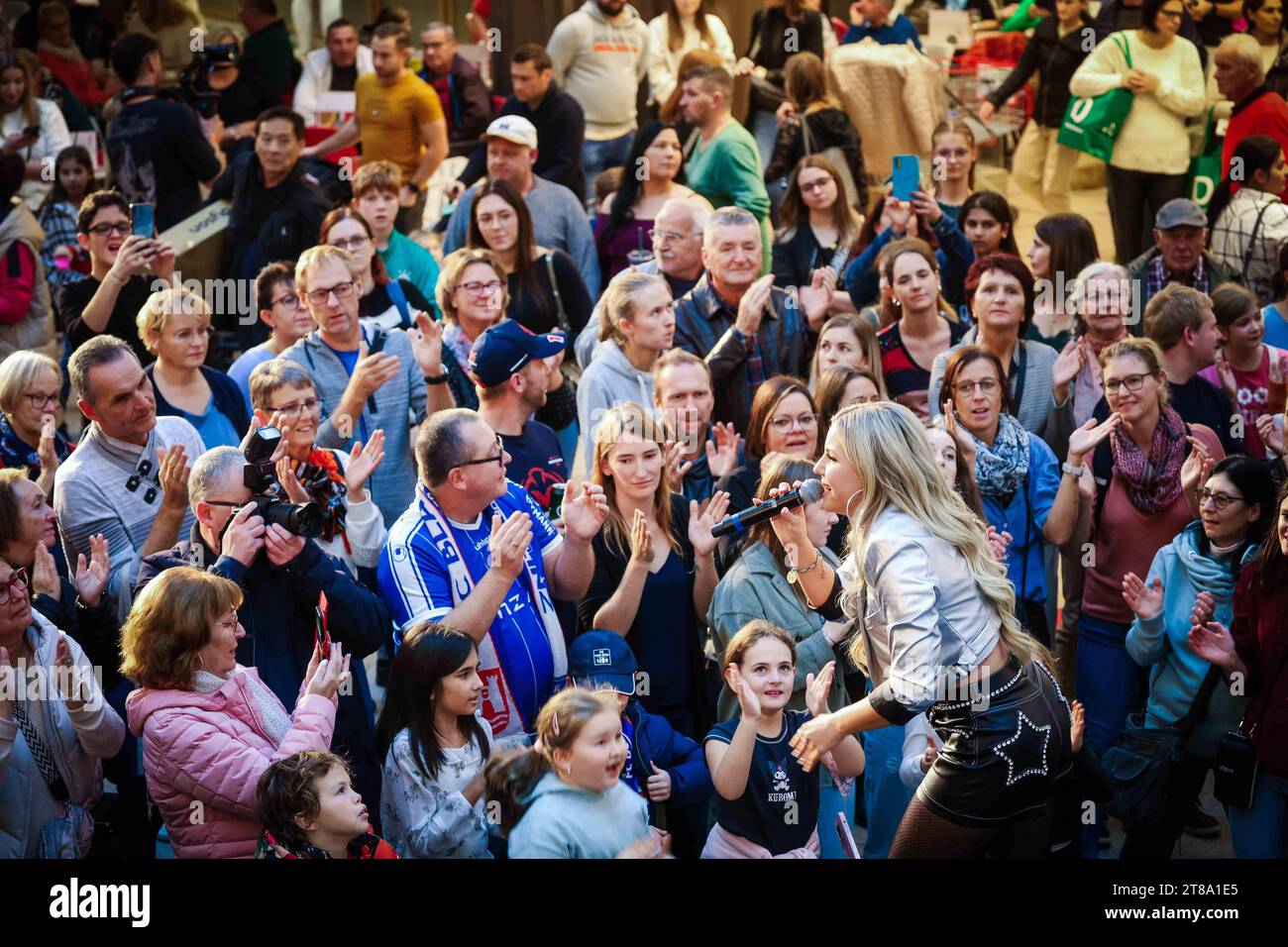 18.11.2023, Pasching, AUT, Unterwegs in Oberösterreich, Familien TAG in der plus City, Licht ins Dunkel, im Bild Natalie Holzner ist eine Österreichische Musikerin, Sängerin und Liedautorin, Natalie Holzner, *** 18 11 2023, Pasching, AUT, Unterwegs in Oberösterreich, Familien TAG in der plus City, Licht ins Dunkel, im Bild Natalie Holzner est une musicienne autrichienne, chanteuse et compositrice Natalie Holzner, Banque D'Images