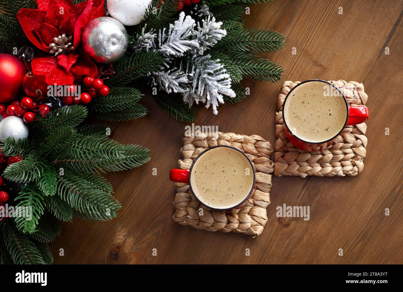 Vue de dessus de deux tasses rouges avec café sur la table en bois avec décorations de Noël Banque D'Images