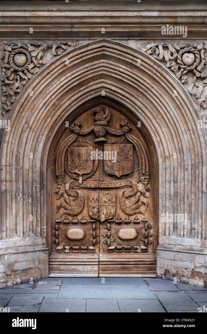 La porte d'entrée ouest en bois richement sculptée de l'abbaye de Bath dans le Somerset, en Angleterre. Banque D'Images