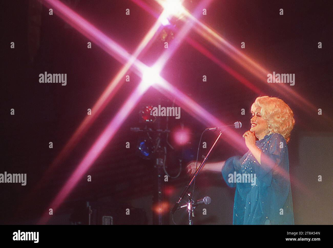 La superstar Dolly Parton se produisant sur scène lors d'un concert lors de sa tournée du Midwest en 1978. Banque D'Images La superstar Dolly Parton se produisant sur scène lors d'un concert lors de sa tournée du Midwest en 1978. Banque D'Images