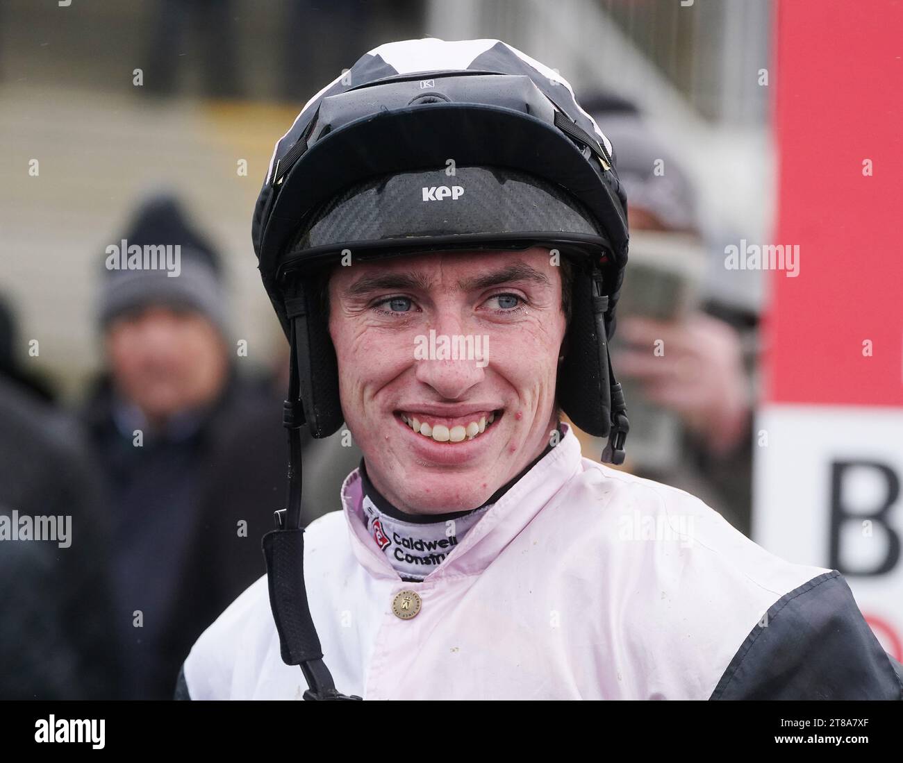 Le jockey gagnant Jack Kennedy dans le ring de parade après avoir couru