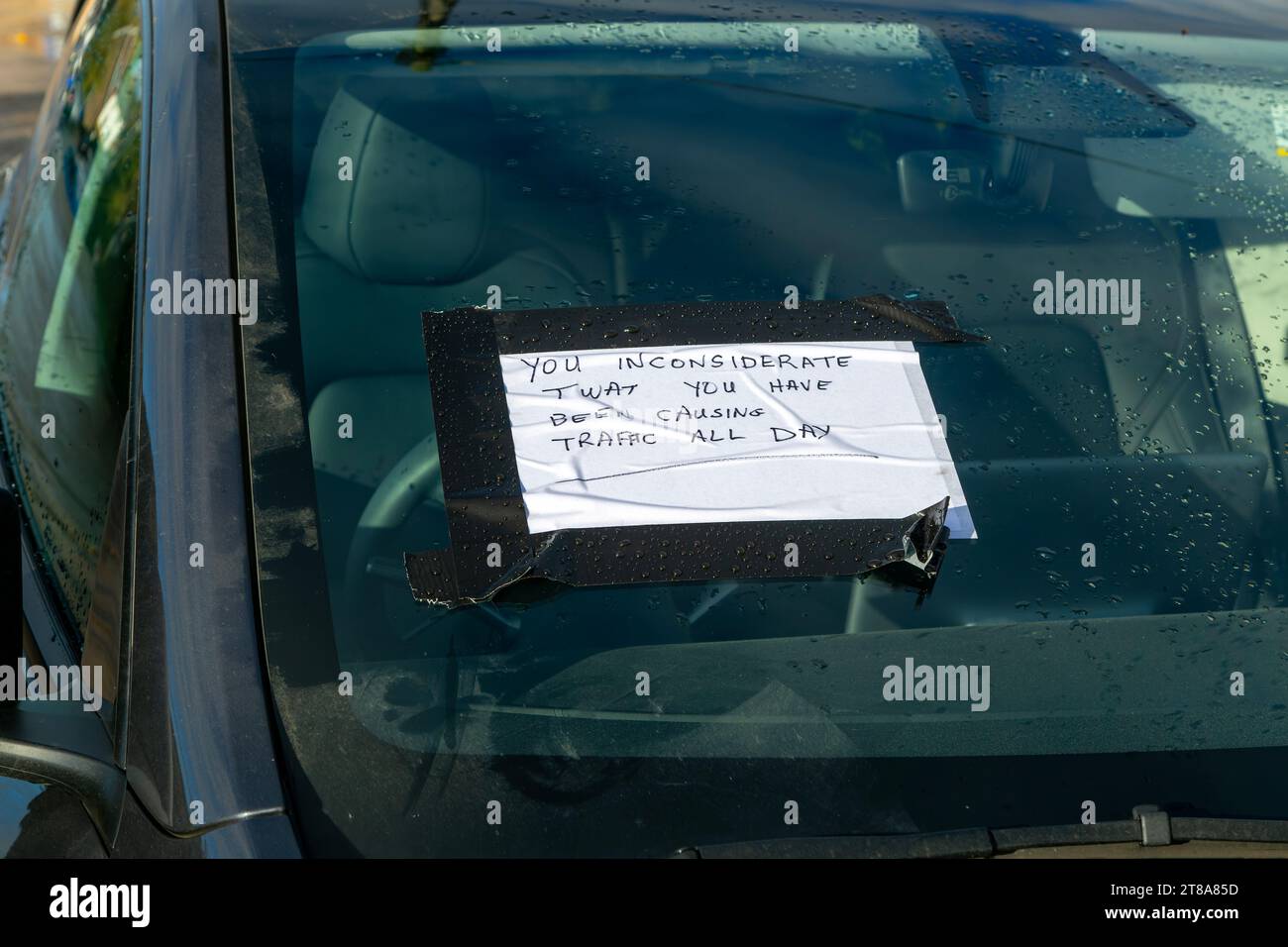Commentaire manuscrit abusif laissé sur le pare-brise de la voiture inconsidérément garée, Royaume-Uni Banque D'Images Commentaire manuscrit abusif laissé sur le pare-brise de la voiture inconsidérément garée, Royaume-Uni Banque D'Images