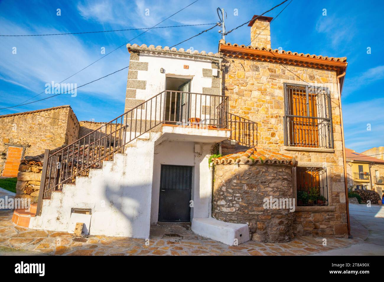 Façade de maison avec escalier. Gandullas, province de Madrid, Espagne. Banque D'Images
