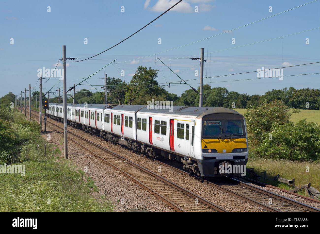 Une unité multiple électrique de classe 321 numéro 321447 travaillant dans un service Greater Anglia près de Marks Tey le 15 juin 2020. Banque D'Images