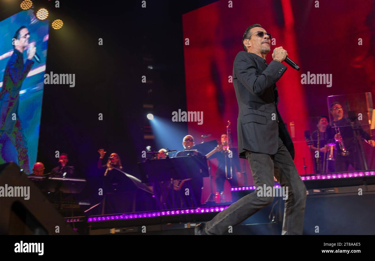 Miami, États-Unis. 18 novembre 2023. Marc Anthony se produit sur scène au Kaseya Center à Miami, Floride, le samedi 18 novembre 2023. Photo de Gary I Rothstein/UPI crédit : UPI/Alamy Live News Banque D'Images