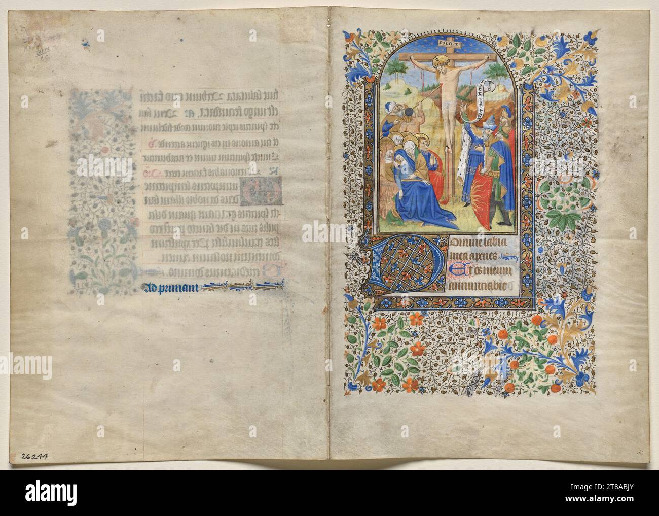 Bifolio extrait d'un Livre d'heures : la Crucifixion : heures de la Croix (recto), c. 1435. France (Angers, Nantes ou Poitiers), 15e siècle. Encre, tempera et or sur vélin; Banque D'Images