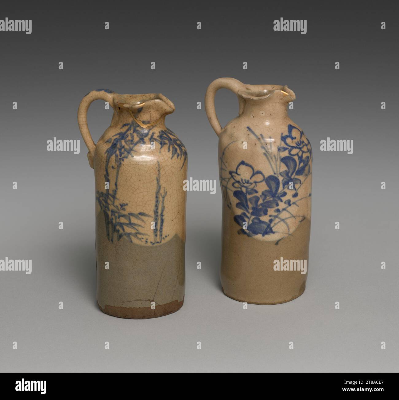 Verseurs de saké avec bambou et Bellflowers, v. 1844–57. Attribué à Seifū Yohei I (japonais, 1801-1861). Paire de verseurs de saké ; grès avec barbotine blanche, sous-glaçage bleu et réparation or (kintsugi) (Kyoto ware) ; hauteur (chacun) : 13 cm (5 1/8 po) ; diamètre (chacun) : 5,5 cm (2 3/16 po). Banque D'Images