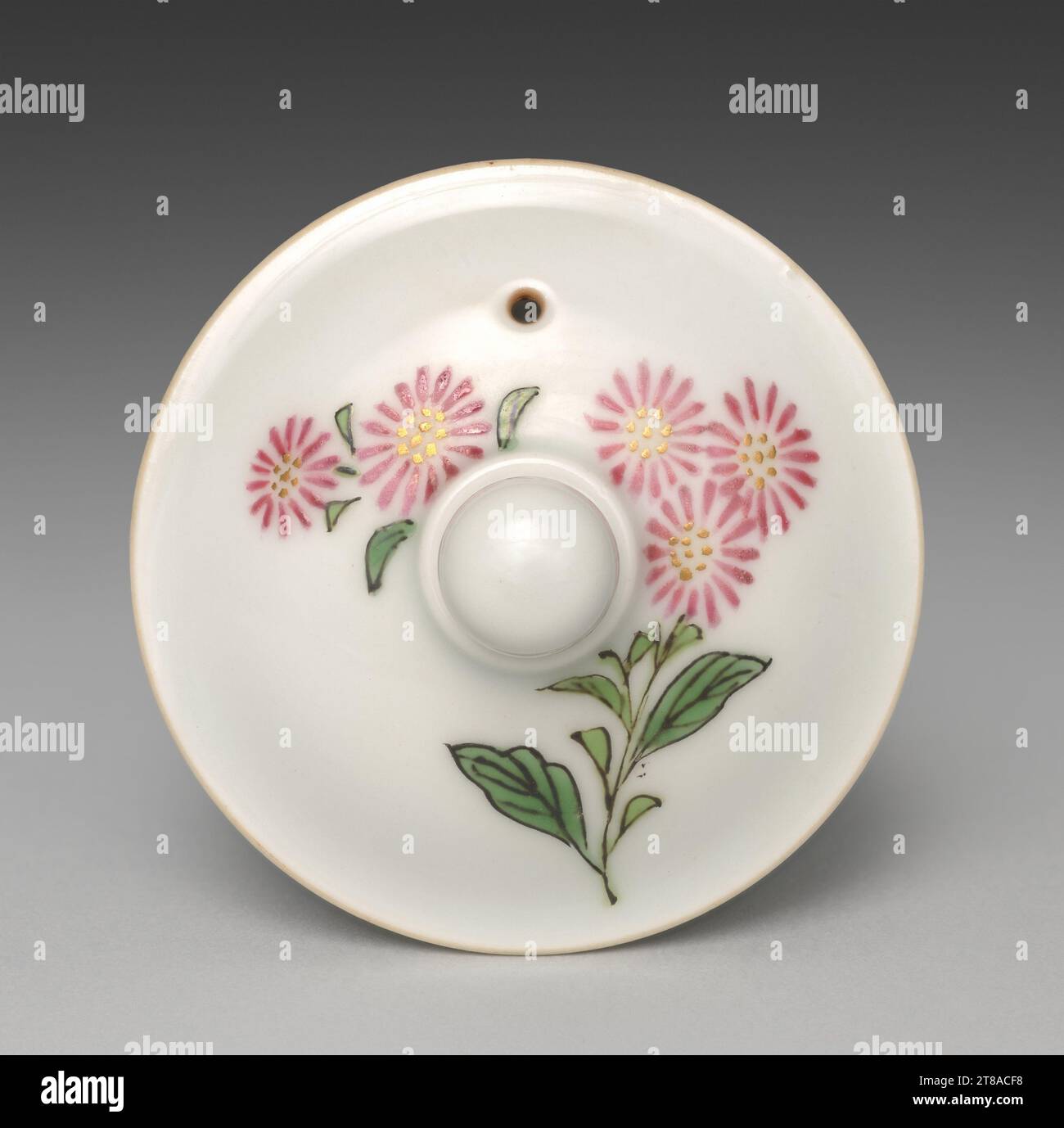Couvercle pour théière aux chrysanthèmes, v. 1893–1914. Seifū Yohei III (japonais, 1851-1914). Porcelaine avec émail surglacé et or; Banque D'Images