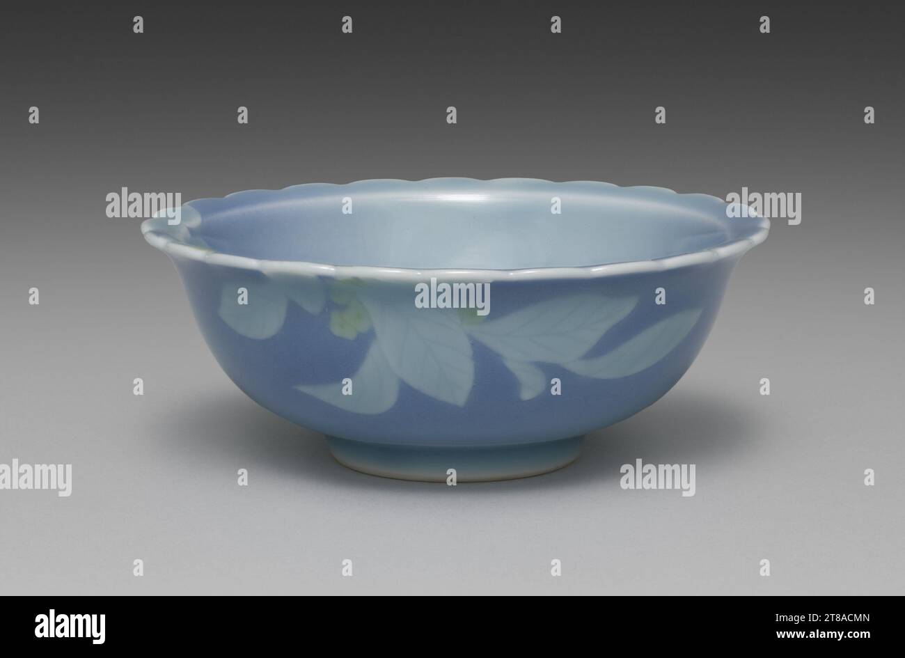 Plat de plats avec fleurs, 1914–46. Seifū Yohei IV (japonais, 1872-1951). Un plat d'un ensemble de cinq plats ; porcelaine avec glaçure jaune et bleu ; total : 4 x 10,2 cm (1 9/16 x 4 po). Banque D'Images