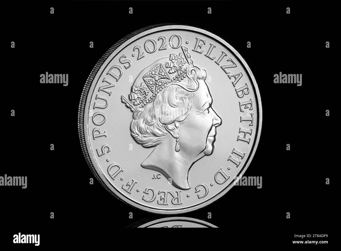 Pièce de 5 £ avec le cinquième et dernier portrait de la reine Elizabeth II par Jody Clark Banque D'Images