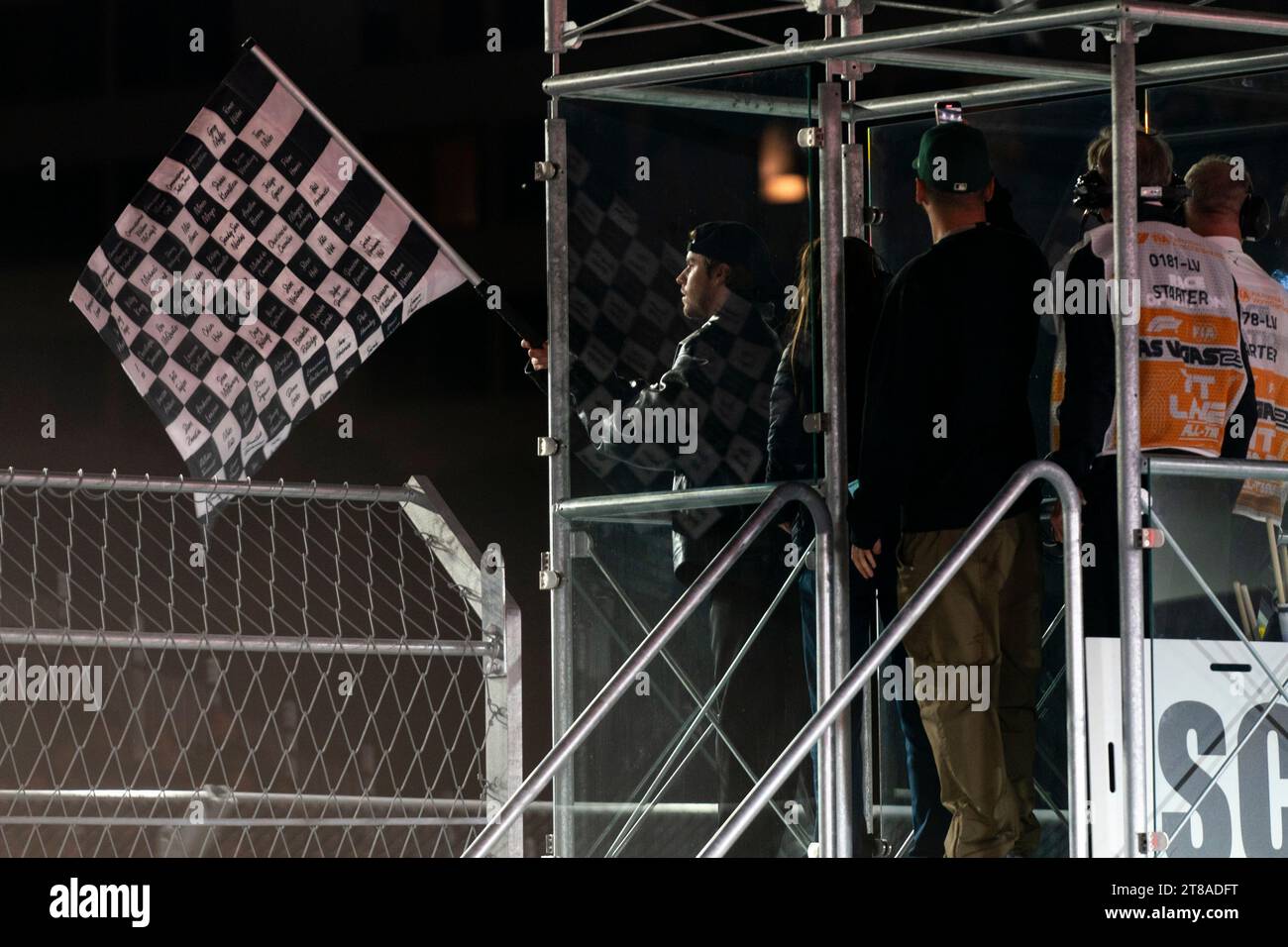 Las Vegas, États-Unis. 18 novembre 2023. Justin Bieber agite le drapeau à damier après le Grand Prixat de Formule 1 de Las Vegas sur le Las Vegas Strip circuit à Las Vegas le samedi 18 novembre 2023. Photo de Greg Nash/UPI crédit : UPI/Alamy Live News Banque D'Images