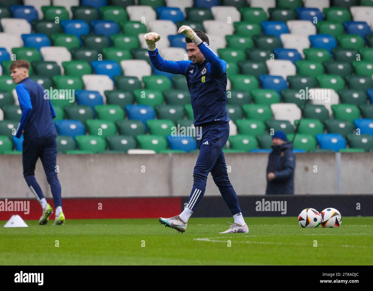 Stade national de football à Windsor Park, Belfast, Irlande du Nord, Royaume-Uni. 19 novembre 2023. L'équipe d'Irlande du Nord s'entraîne avant le match de football de demain soir contre le Danemark dans une qualification Euro 2024, leur dernière dans le groupe de qualification. Le gardien Luke Southwood s'entraîne. Crédit : David Hunter/Alamy Live News. Banque D'Images