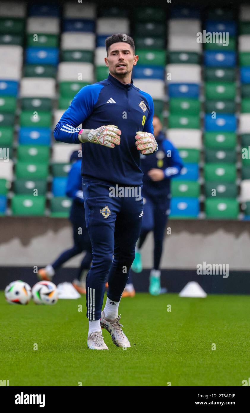 Stade national de football à Windsor Park, Belfast, Irlande du Nord, Royaume-Uni. 19 novembre 2023. L'équipe d'Irlande du Nord s'entraîne avant le match de football de demain soir contre le Danemark dans une qualification Euro 2024, leur dernière dans le groupe de qualification. Le gardien Luke Southwood s'entraîne. Crédit : David Hunter/Alamy Live News. Banque D'Images