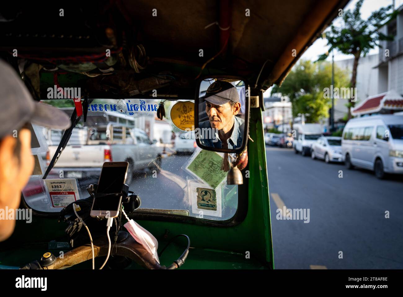 Thaïlande. 19 novembre 2023. Un chauffeur de tuk tuk transporte des passagers autour du Grand Palais de Bangkok. La vie quotidienne à Bangkok, Thaïlande alors que le gouvernement thaïlandais pousse à la croissance du marché du tourisme international, en adoptant récemment des programmes d'entrée sans visa dans le Royaume pour les touristes internationaux de Russie, de Chine et d'Inde. Crédit : Matt Hunt/Neato/Alamy Live News Banque D'Images